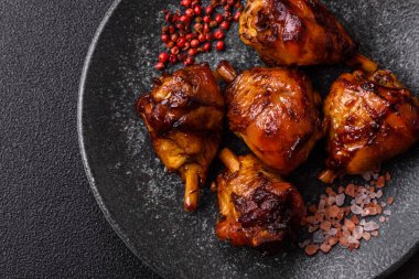 Teriyaki soslu kızarmış tavuk budu, fırında pişmiş et. Tasarımınız için yemek arkaplanı olarak tavuk bacağı