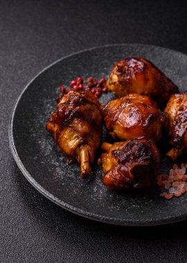 Teriyaki soslu kızarmış tavuk budu, fırında pişmiş et. Tasarımınız için yemek arkaplanı olarak tavuk bacağı