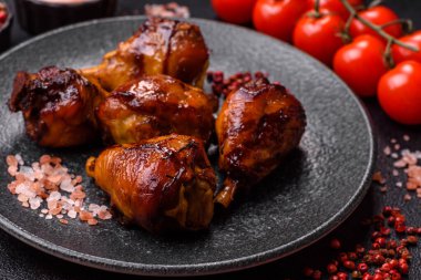 Teriyaki soslu kızarmış tavuk budu, fırında pişmiş et. Tasarımınız için yemek arkaplanı olarak tavuk bacağı