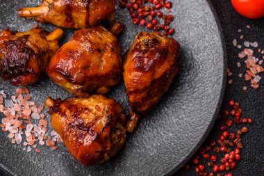 Teriyaki soslu kızarmış tavuk budu, fırında pişmiş et. Tasarımınız için yemek arkaplanı olarak tavuk bacağı