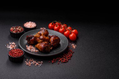 Teriyaki soslu kızarmış tavuk budu, fırında pişmiş et. Tasarımınız için yemek arkaplanı olarak tavuk bacağı