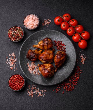 Teriyaki soslu kızarmış tavuk budu, fırında pişmiş et. Tasarımınız için yemek arkaplanı olarak tavuk bacağı