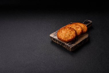 Patates kızartması, pişirilmiş sebzeli kahvaltı. Patates püresi tasarımınız için gıda arka planı olarak kullanılacak.