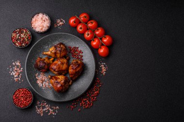 Teriyaki soslu kızarmış tavuk budu, fırında pişmiş et. Tasarımınız için yemek arkaplanı olarak tavuk bacağı