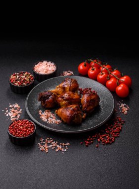 Teriyaki soslu kızarmış tavuk budu, fırında pişmiş et. Tasarımınız için yemek arkaplanı olarak tavuk bacağı