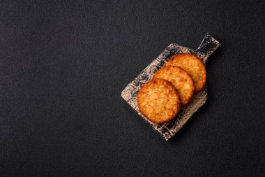 Patates kızartması, pişirilmiş sebzeli kahvaltı. Patates püresi tasarımınız için gıda arka planı olarak kullanılacak.