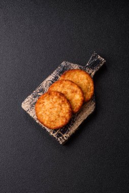 Patates kızartması, pişirilmiş sebzeli kahvaltı. Patates püresi tasarımınız için gıda arka planı olarak kullanılacak.