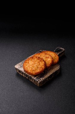 Patates kızartması, pişirilmiş sebzeli kahvaltı. Patates püresi tasarımınız için gıda arka planı olarak kullanılacak.