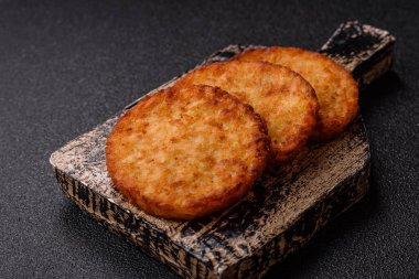 Patates kızartması, pişirilmiş sebzeli kahvaltı. Patates püresi tasarımınız için gıda arka planı olarak kullanılacak.