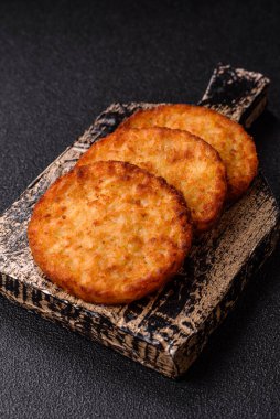 Patates kızartması, pişirilmiş sebzeli kahvaltı. Patates püresi tasarımınız için gıda arka planı olarak kullanılacak.