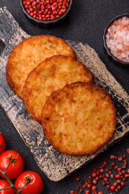 Patates kızartması, pişirilmiş sebzeli kahvaltı. Patates püresi tasarımınız için gıda arka planı olarak kullanılacak.