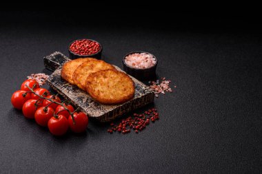 Patates kızartması, pişirilmiş sebzeli kahvaltı. Patates püresi tasarımınız için gıda arka planı olarak kullanılacak.