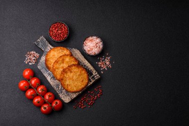 Patates kızartması, pişirilmiş sebzeli kahvaltı. Patates püresi tasarımınız için gıda arka planı olarak kullanılacak.