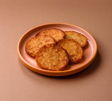 Patates kızartması, pişirilmiş sebzeli kahvaltı. Patates püresi tasarımınız için gıda arka planı olarak kullanılacak.