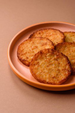 Patates kızartması, pişirilmiş sebzeli kahvaltı. Patates püresi tasarımınız için gıda arka planı olarak kullanılacak.