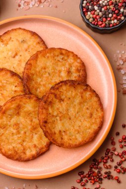 Patates kızartması, pişirilmiş sebzeli kahvaltı. Patates püresi tasarımınız için gıda arka planı olarak kullanılacak.