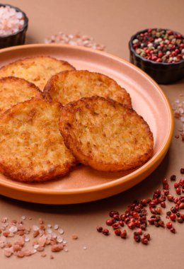 Patates kızartması, pişirilmiş sebzeli kahvaltı. Patates püresi tasarımınız için gıda arka planı olarak kullanılacak.