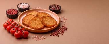 Patates kızartması, pişirilmiş sebzeli kahvaltı. Patates püresi tasarımınız için gıda arka planı olarak kullanılacak.