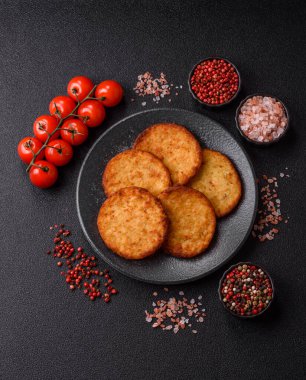 Patates kızartması, pişirilmiş sebzeli kahvaltı. Patates püresi tasarımınız için gıda arka planı olarak kullanılacak.