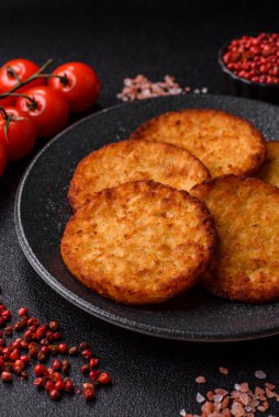 Patates kızartması, pişirilmiş sebzeli kahvaltı. Patates püresi tasarımınız için gıda arka planı olarak kullanılacak.