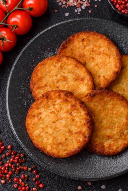 Patates kızartması, pişirilmiş sebzeli kahvaltı. Patates püresi tasarımınız için gıda arka planı olarak kullanılacak.