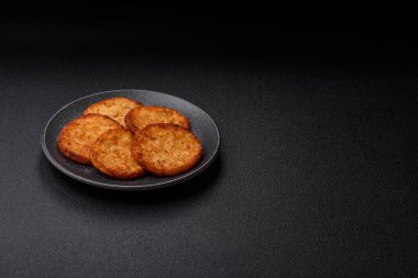 Patates kızartması, pişirilmiş sebzeli kahvaltı. Patates püresi tasarımınız için gıda arka planı olarak kullanılacak.