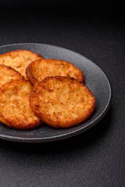 Patates kızartması, pişirilmiş sebzeli kahvaltı. Patates püresi tasarımınız için gıda arka planı olarak kullanılacak.