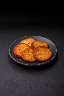 Patates kızartması, pişirilmiş sebzeli kahvaltı. Patates püresi tasarımınız için gıda arka planı olarak kullanılacak.