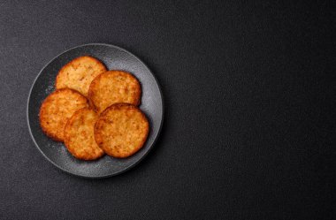 Patates kızartması, pişirilmiş sebzeli kahvaltı. Patates püresi tasarımınız için gıda arka planı olarak kullanılacak.