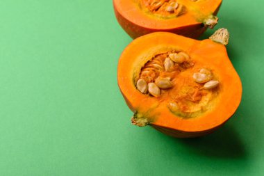 Yarım çiğ balkabağı, olgun turuncu renkli tereyağı kabağı. Tasarımınız için yemek arkaplanı olarak çiğ balkabağı