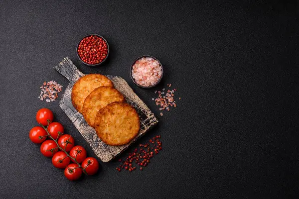 Patates kızartması, pişirilmiş sebzeli kahvaltı. Patates püresi tasarımınız için gıda arka planı olarak kullanılacak.