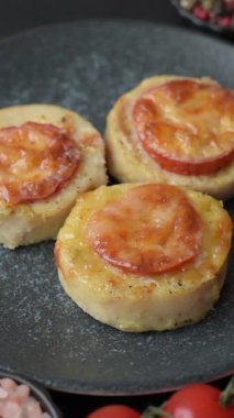 Domates ve peynirle pişirilmiş yuvarlak balık ya da tavuk pirzolası. Tasarımınız için yemek arkaplanı olarak balık pirzolası