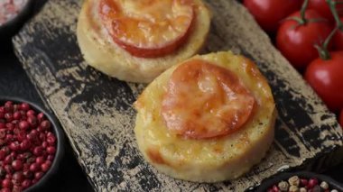 Domates ve peynirle pişirilmiş yuvarlak balık ya da tavuk pirzolası. Tasarımınız için yemek arkaplanı olarak balık pirzolası