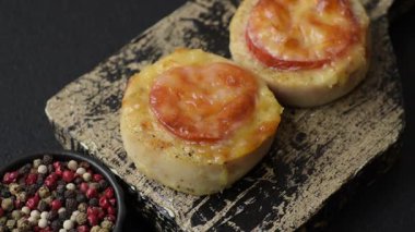 Domates ve peynirle pişirilmiş yuvarlak balık ya da tavuk pirzolası. Tasarımınız için yemek arkaplanı olarak balık pirzolası