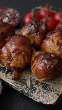 Teriyaki soslu kızarmış tavuk budu, fırında pişmiş et. Tasarımınız için yemek arkaplanı olarak tavuk bacağı