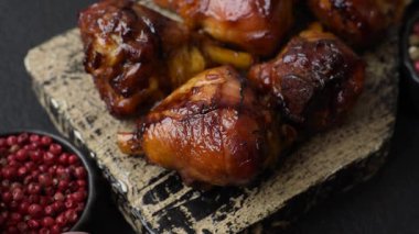 Teriyaki soslu kızarmış tavuk budu, fırında pişmiş et. Tasarımınız için yemek arkaplanı olarak tavuk bacağı