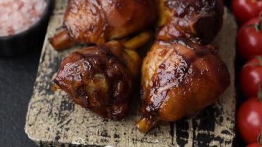 Teriyaki soslu kızarmış tavuk budu, fırında pişmiş et. Tasarımınız için yemek arkaplanı olarak tavuk bacağı