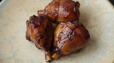 Teriyaki soslu kızarmış tavuk budu, fırında pişmiş et. Tasarımınız için yemek arkaplanı olarak tavuk bacağı
