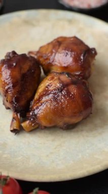 Teriyaki soslu kızarmış tavuk budu, fırında pişmiş et. Tasarımınız için yemek arkaplanı olarak tavuk bacağı