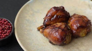 Teriyaki soslu kızarmış tavuk budu, fırında pişmiş et. Tasarımınız için yemek arkaplanı olarak tavuk bacağı