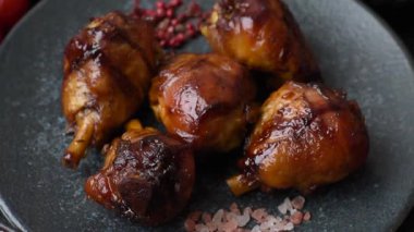 Teriyaki soslu kızarmış tavuk budu, fırında pişmiş et. Tasarımınız için yemek arkaplanı olarak tavuk bacağı