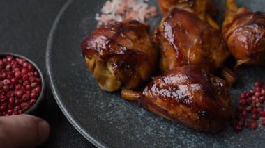 Teriyaki soslu kızarmış tavuk budu, fırında pişmiş et. Tasarımınız için yemek arkaplanı olarak tavuk bacağı