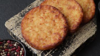 Patates kızartması, pişirilmiş sebzeli kahvaltı. Patates püresi tasarımınız için gıda arka planı olarak kullanılacak.