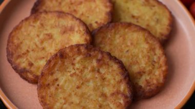 Patates kızartması, pişirilmiş sebzeli kahvaltı. Patates püresi tasarımınız için gıda arka planı olarak kullanılacak.