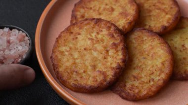 Patates kızartması, pişirilmiş sebzeli kahvaltı. Patates püresi tasarımınız için gıda arka planı olarak kullanılacak.