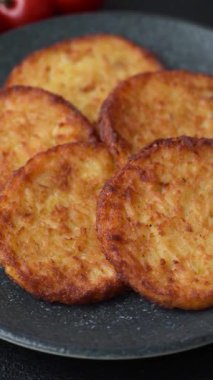 Patates kızartması, pişirilmiş sebzeli kahvaltı. Patates püresi tasarımınız için gıda arka planı olarak kullanılacak.