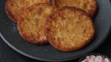 Patates kızartması, pişirilmiş sebzeli kahvaltı. Patates püresi tasarımınız için gıda arka planı olarak kullanılacak.