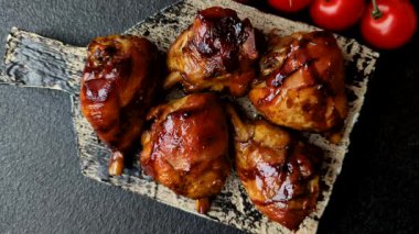 Teriyaki soslu kızarmış tavuk budu, fırında pişmiş et. Tasarımınız için yemek arkaplanı olarak tavuk bacağı