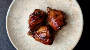 Teriyaki soslu kızarmış tavuk budu, fırında pişmiş et. Tasarımınız için yemek arkaplanı olarak tavuk bacağı