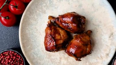 Teriyaki soslu kızarmış tavuk budu, fırında pişmiş et. Tasarımınız için yemek arkaplanı olarak tavuk bacağı